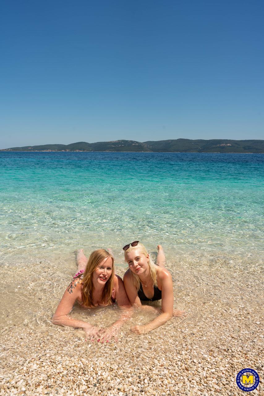 20P Moms with big booties Mackenzie Page and Miss Melissa pose nude on the beach