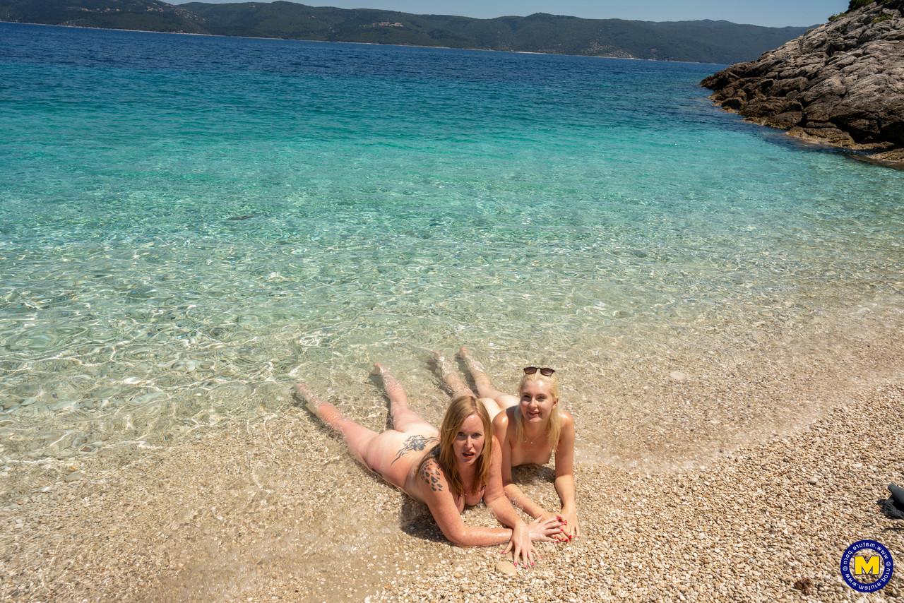 20P Moms with big booties Mackenzie Page and Miss Melissa pose nude on the beach