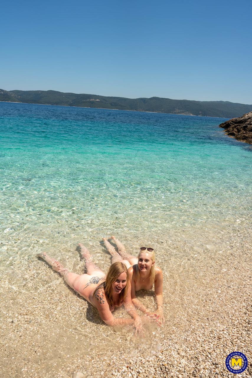 20P Moms with big booties Mackenzie Page and Miss Melissa pose nude on the beach