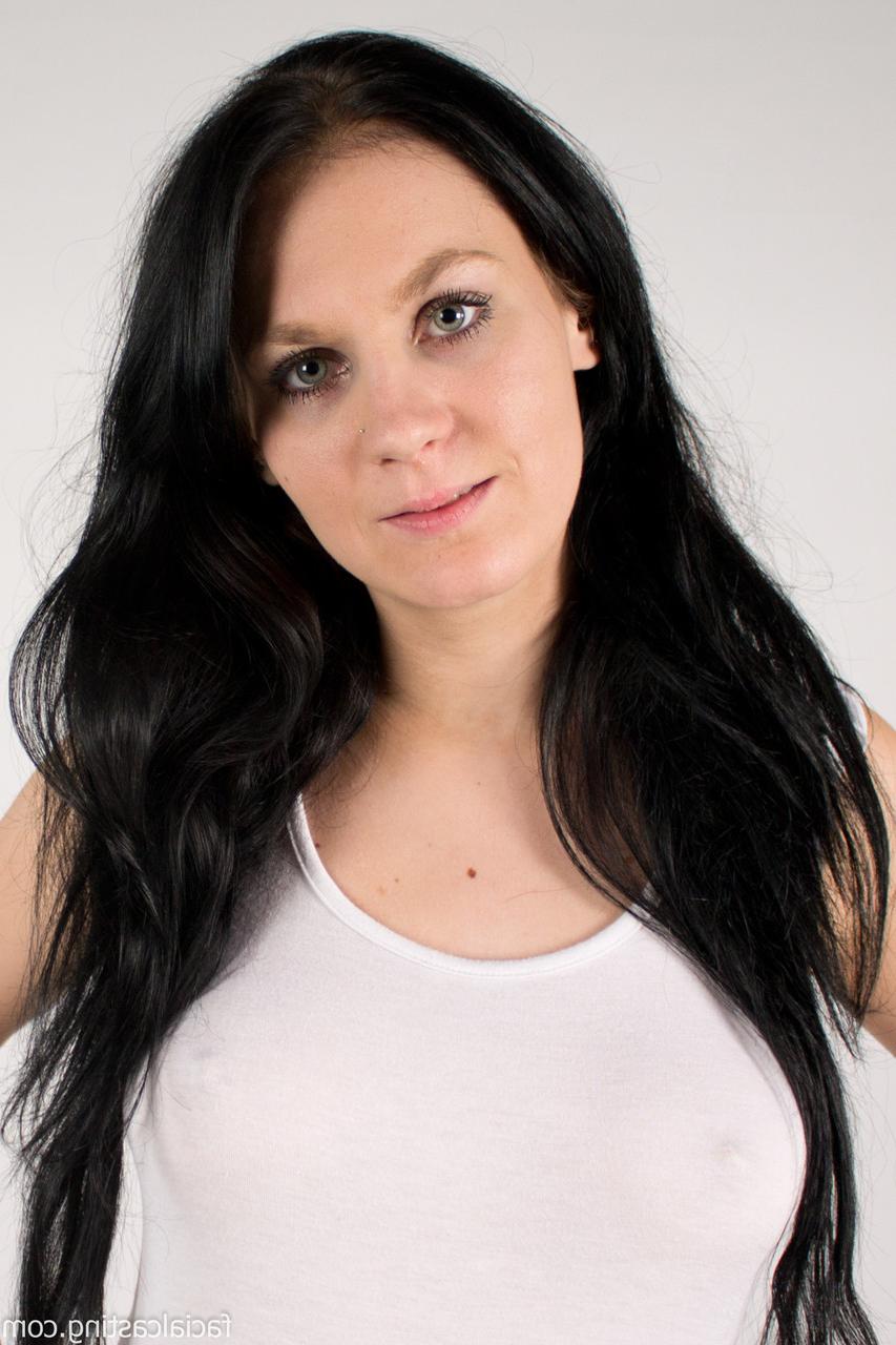 15P Amateur de pelo oscuro expone sus bonitas tetas y chupa una polla en un casting