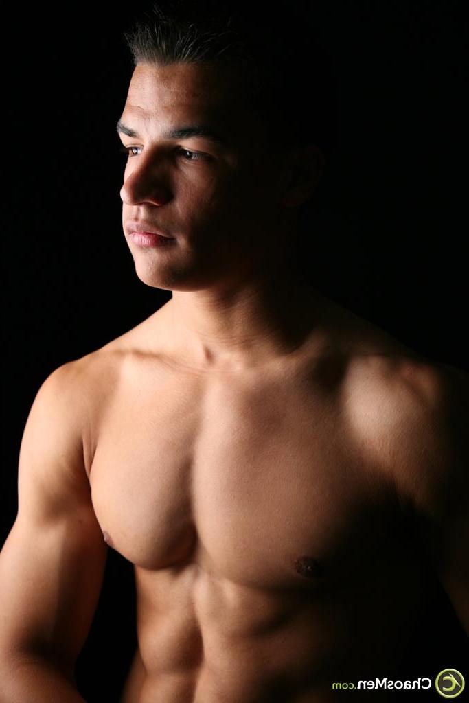 20P Hot Hagan revela seus músculos sexy e pau grande em ação solo