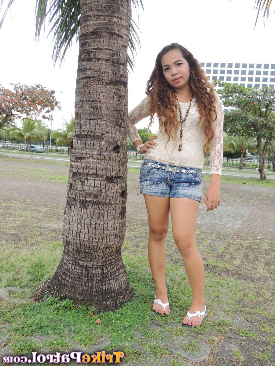 15P 長髪のフィリピン人素人ケイトがハメ撮りセックスが始まる前にベッドの上で服を脱ぐ