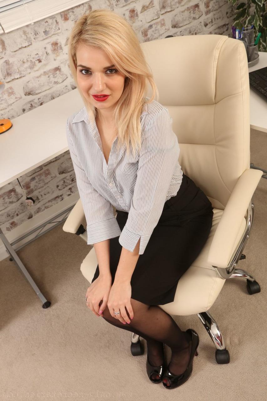 20P Dolly, la beauté du bureau, montre son corps chaud en lingerie et sa chatte poilue exhibée.