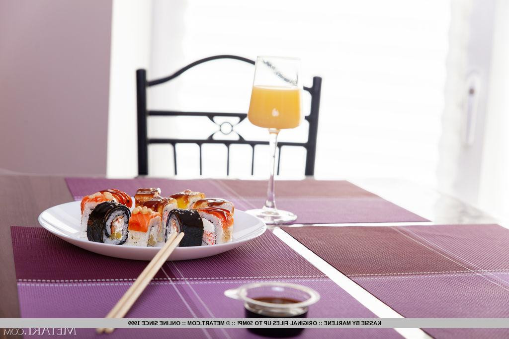 18P Die nette Teenagerin Kassie bearbeitet ihren engen Hintern, nachdem sie sich beim Sushi nackt ausgezogen hat