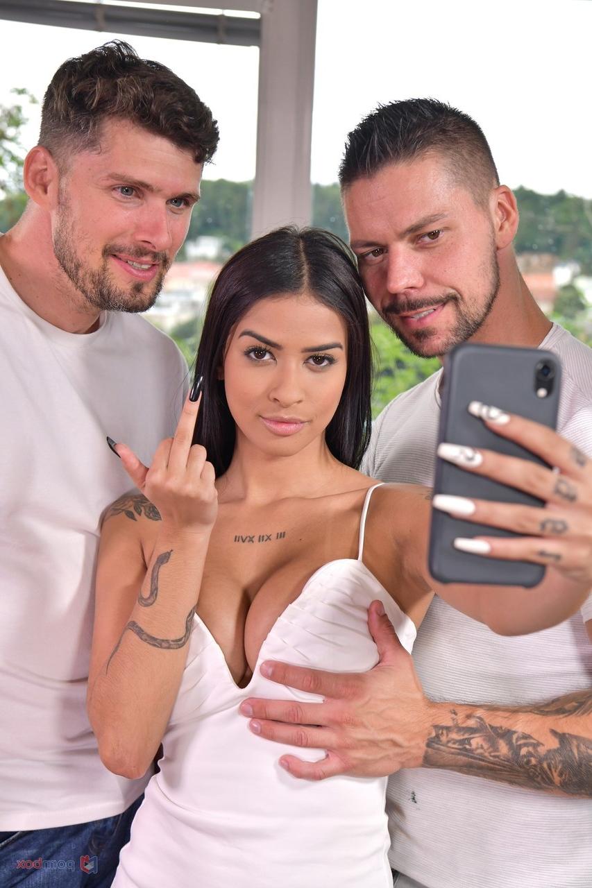 20P Die Latina mit den großen Titten Kelly Oliveira wird beim Doppelfick gefilmt