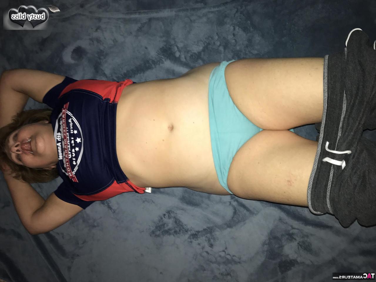 20P Die ältere Frau Busty Bliss entblößt ihre großen Titten für einen Spritzer Sperma
