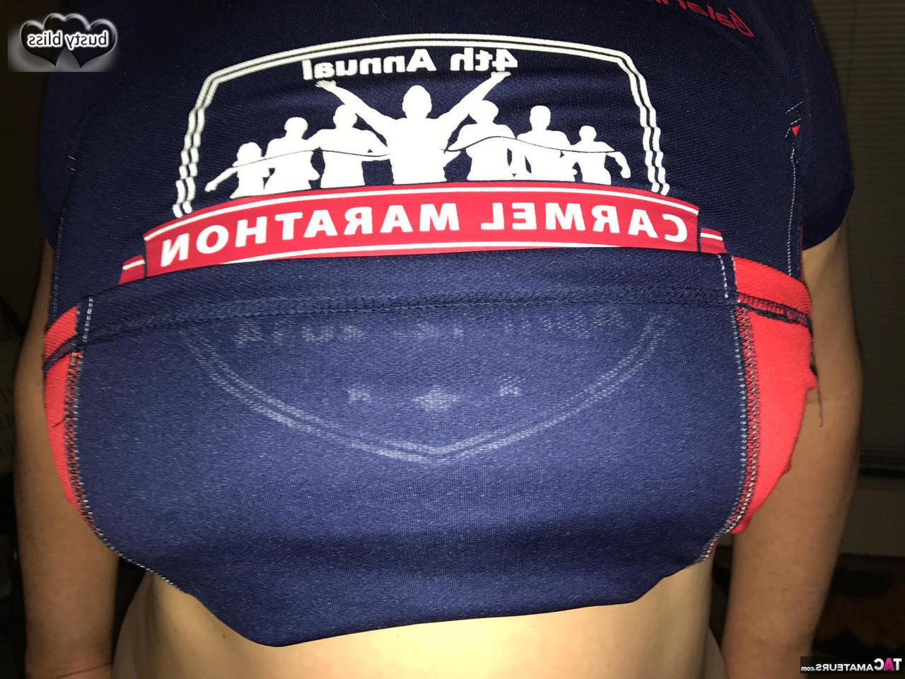 20P Die ältere Frau Busty Bliss entblößt ihre großen Titten für einen Spritzer Sperma
