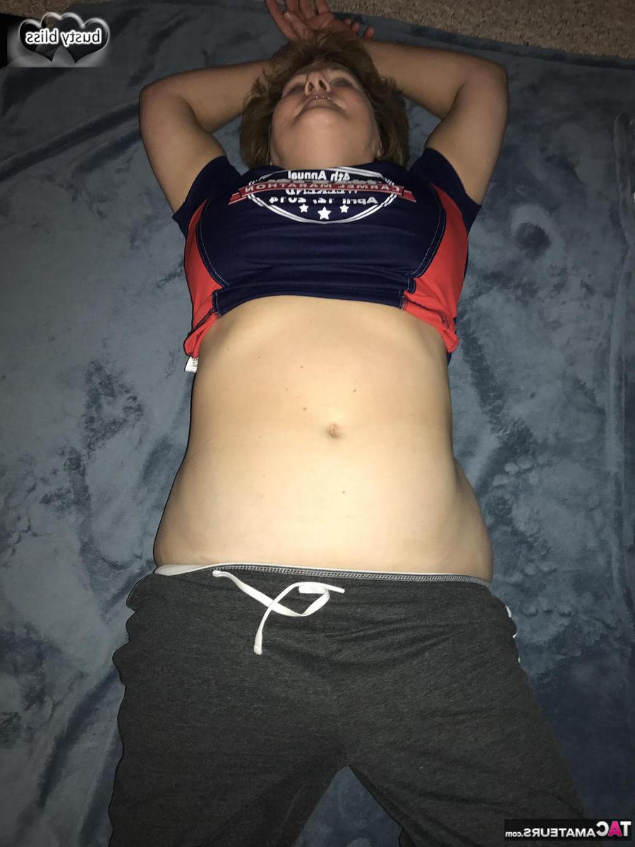 20P Die ältere Frau Busty Bliss entblößt ihre großen Titten für einen Spritzer Sperma
