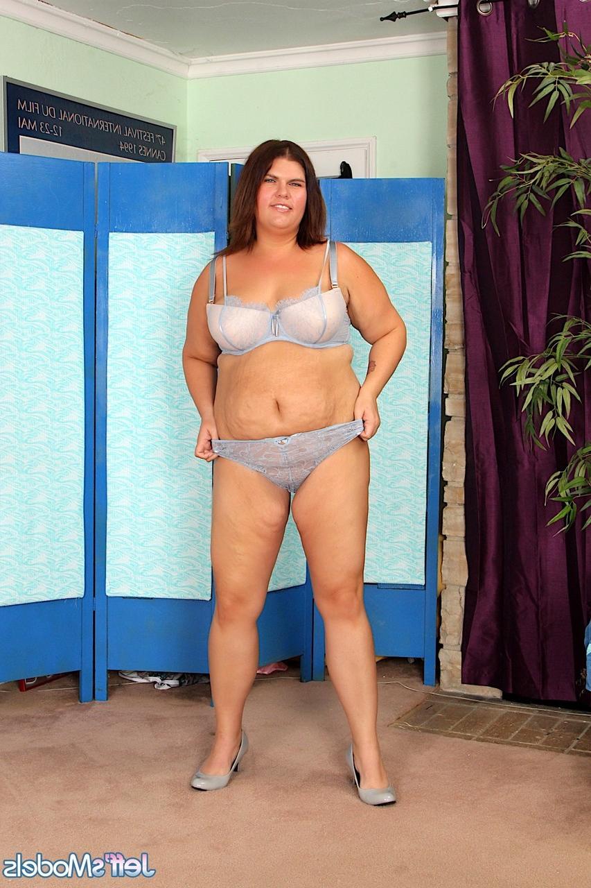 20P Morena BBW Danni Dawson expõe sua bunda gorda e brinca em uma mesa de massagem