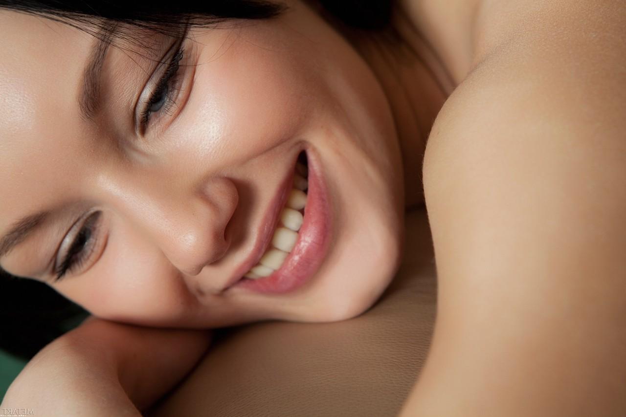 17P Absolutamente deslumbrante Loreen A mostra orgulhosamente seus peitos incríveis e sua vulva sexy