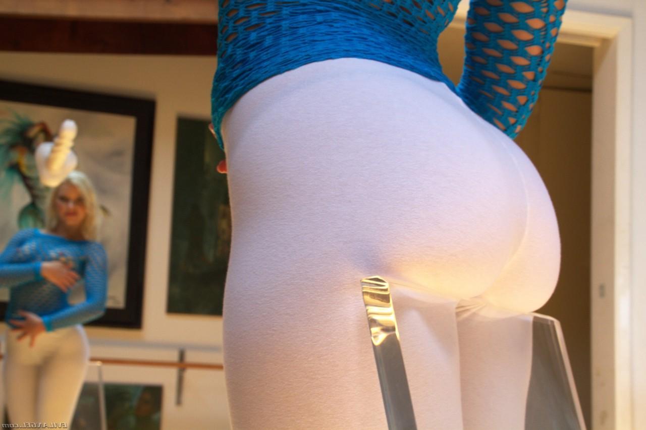 15P Sexpots muito gostosos brincando com suas bundas gostosas em leggings e shorts justos