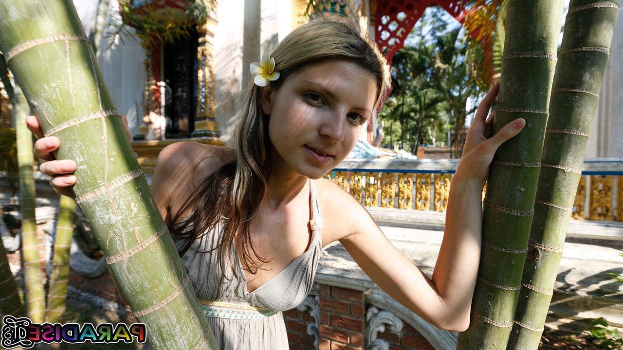 12P Das zierliche Mädchen Gina Gerson zeigt auf der Treppe einen Upskirt ohne Höschen