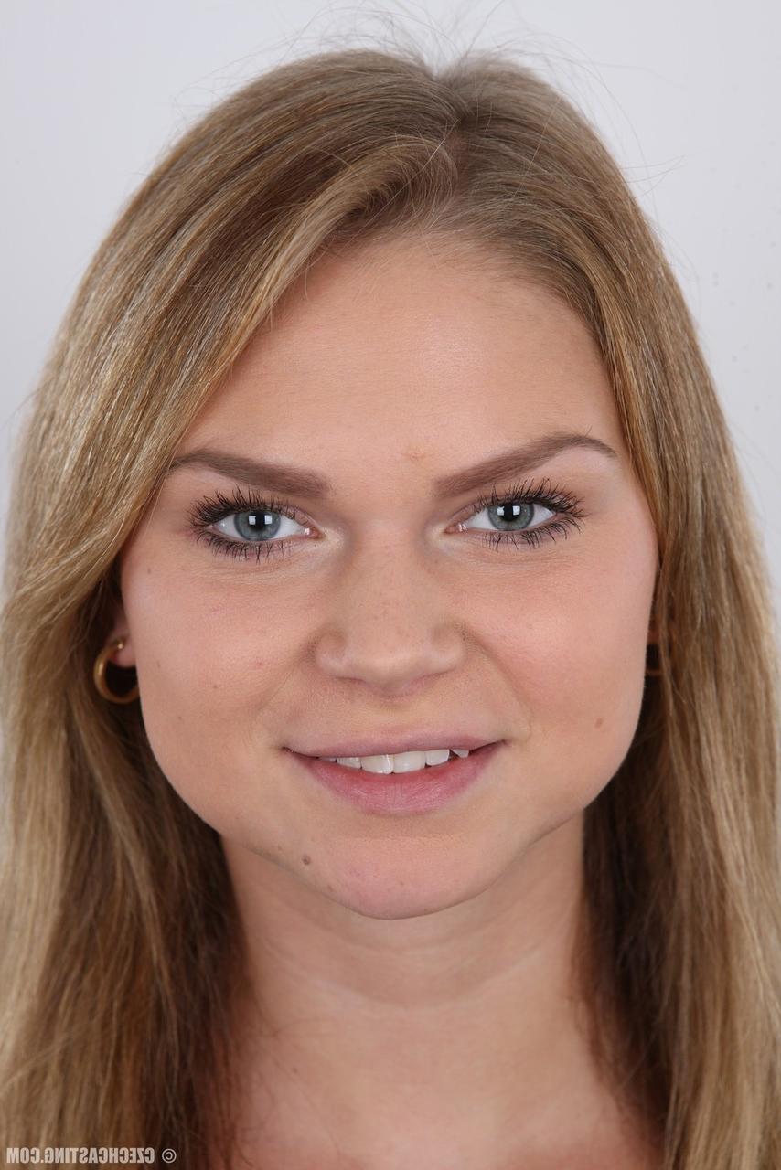 20P Die attraktive junge Amateurin Dominika posiert in verschiedenen Stadien des Ausziehens