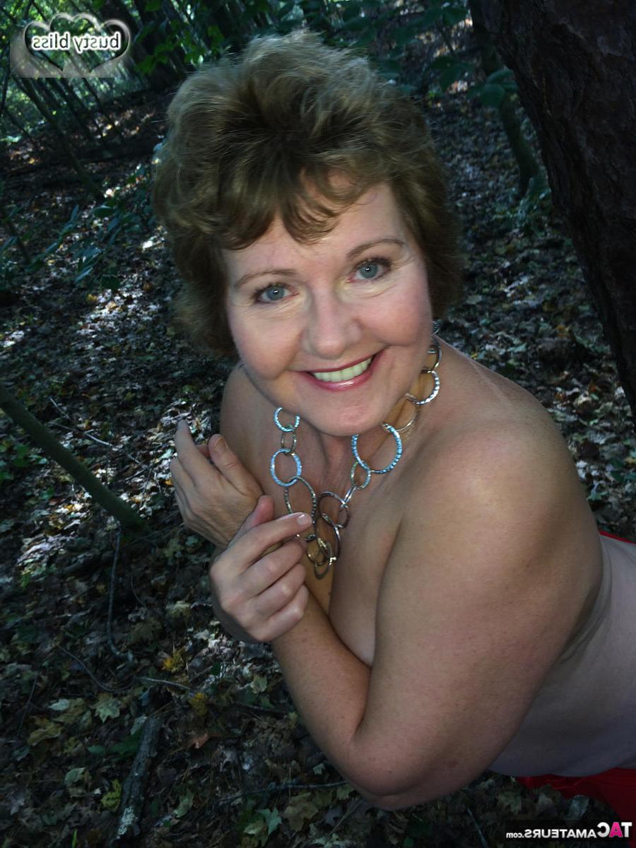 20P Die ältere Amateurin Busty Bliss zeigt im Wald ihre tollen Titten und ihre kahle Fotze