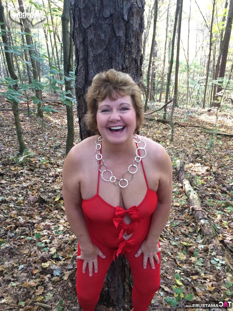 20P Die ältere Amateurin Busty Bliss zeigt im Wald ihre tollen Titten und ihre kahle Fotze