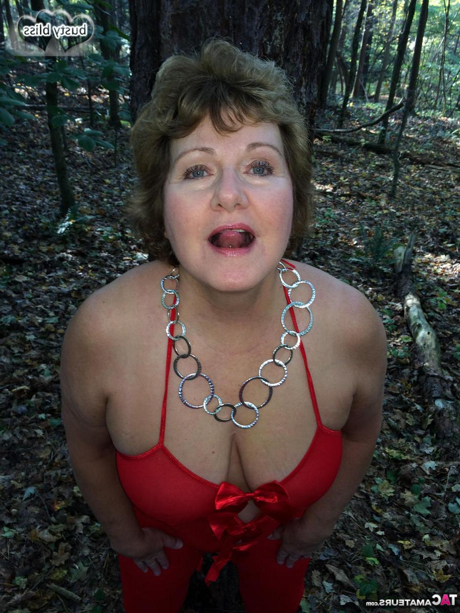 20P Die ältere Amateurin Busty Bliss zeigt im Wald ihre tollen Titten und ihre kahle Fotze