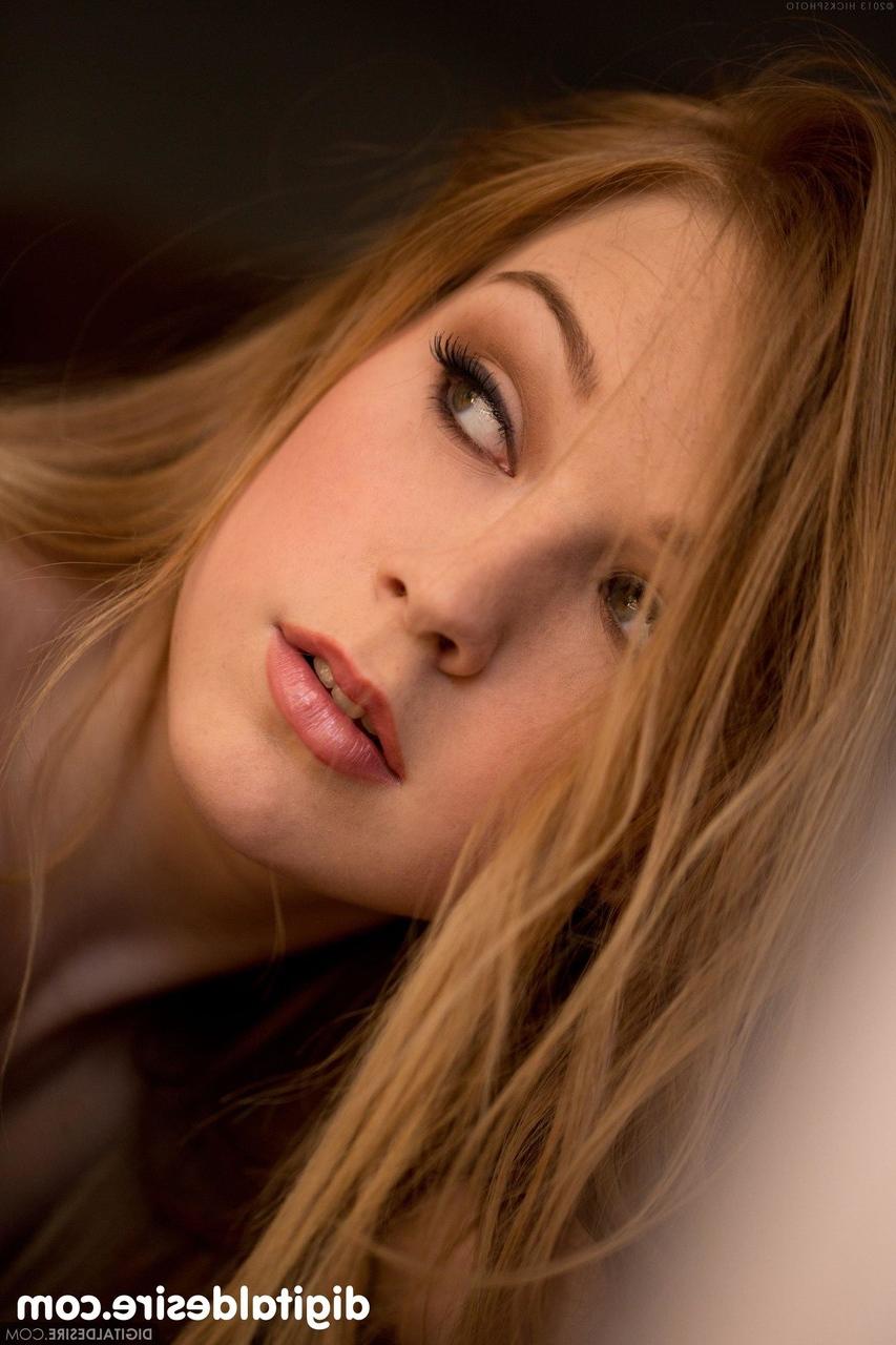 20P La seductora alaina fox muestra su fino culo y su coño recortado