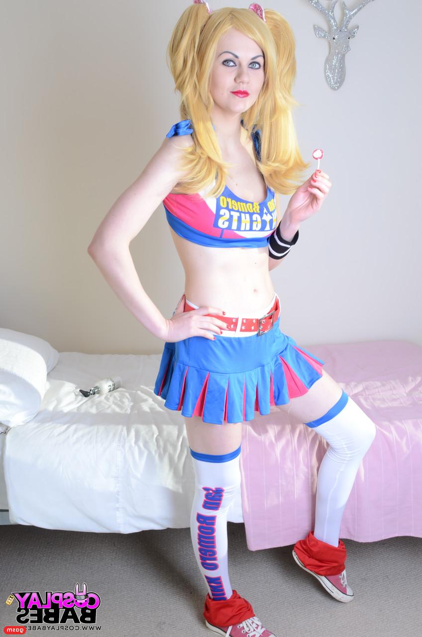 15P La coquine cosplayeuse Tina Kay frotte sa chatte chauve avec une sucette.