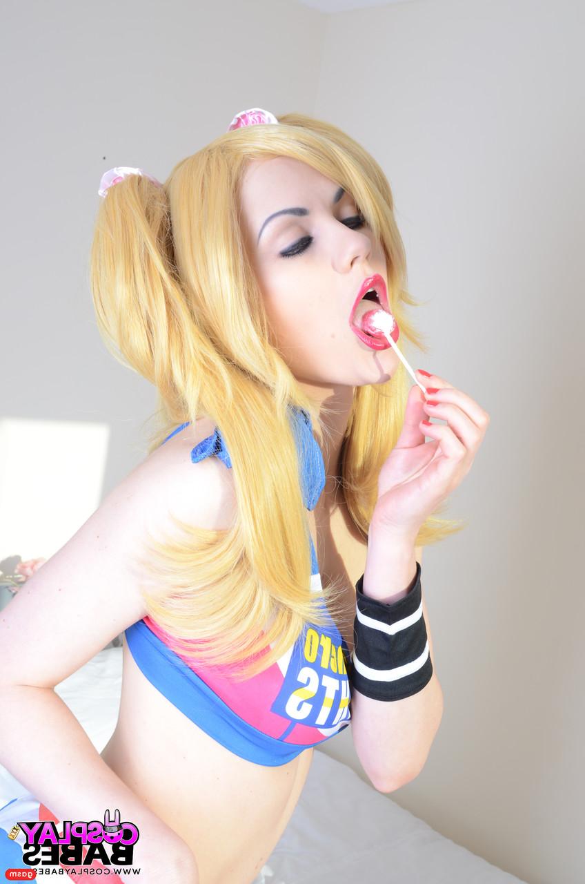 15P La coquine cosplayeuse Tina Kay frotte sa chatte chauve avec une sucette.