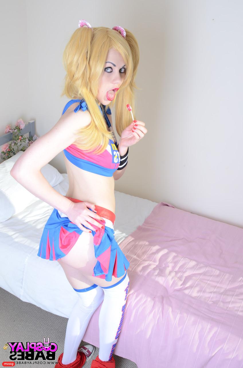 15P La coquine cosplayeuse Tina Kay frotte sa chatte chauve avec une sucette.