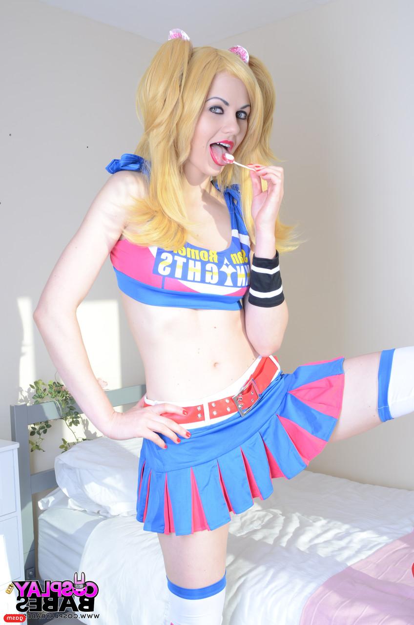 15P La coquine cosplayeuse Tina Kay frotte sa chatte chauve avec une sucette.
