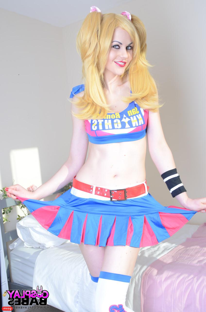 15P La coquine cosplayeuse Tina Kay frotte sa chatte chauve avec une sucette.