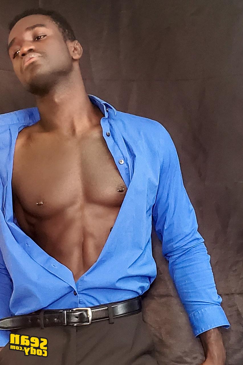 16P Max, gay noir très chaud, montre sa grosse bite et la branle en solo