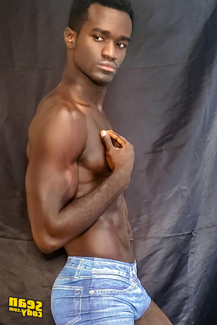 16P Max, gay noir très chaud, montre sa grosse bite et la branle en solo