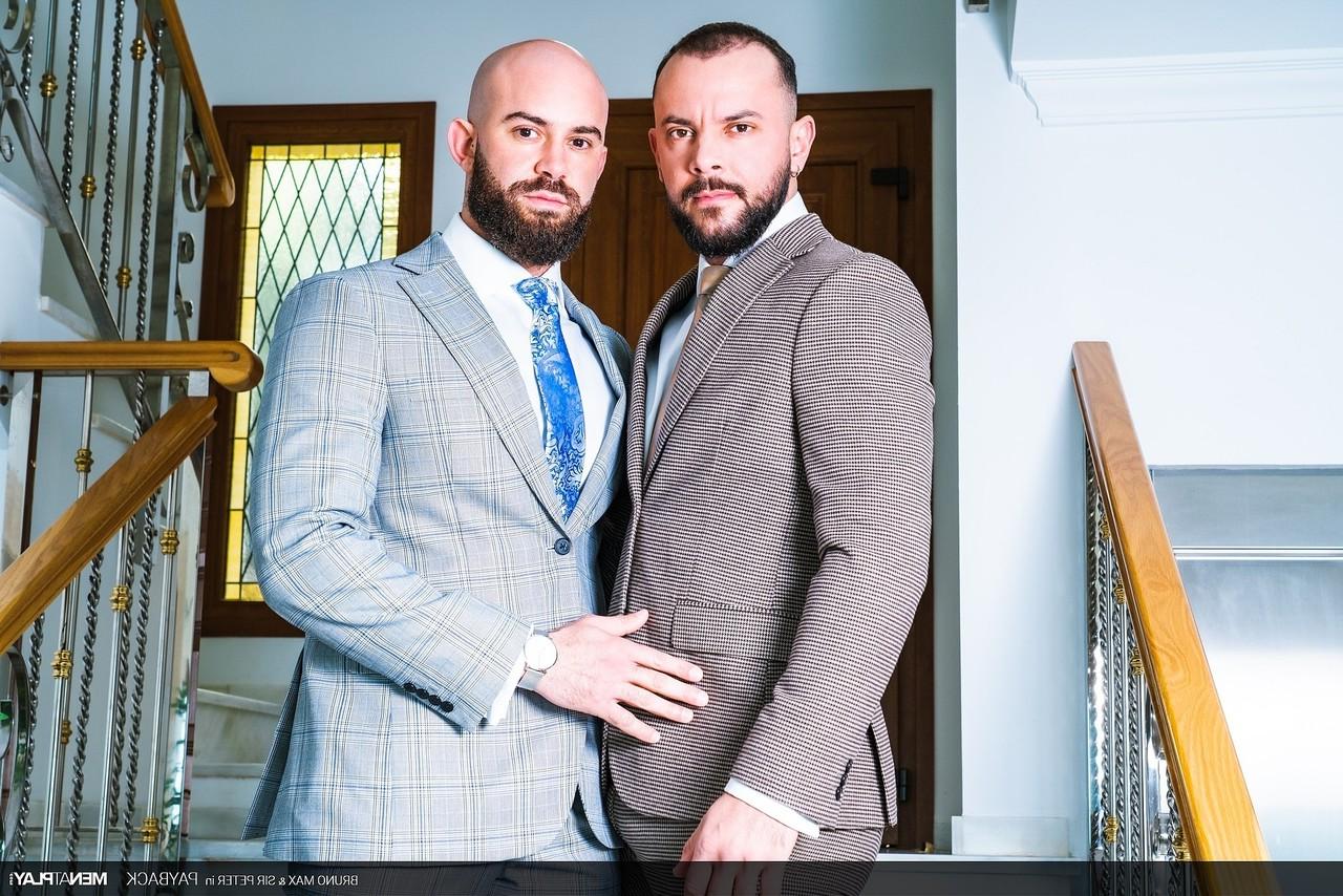20P O urso gay Bruno Max tem seu cu peludo fodido por seu amigo Sir Peter