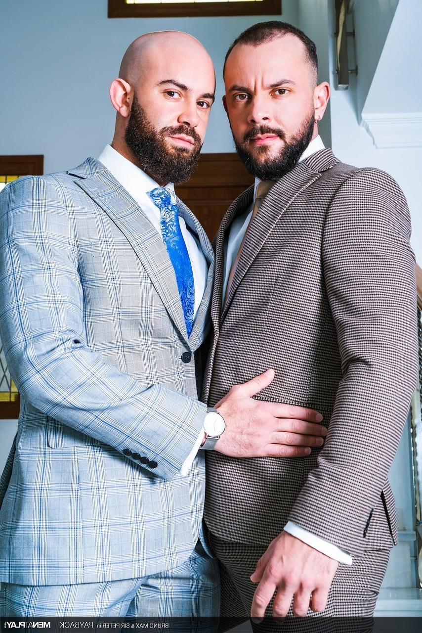 20P O urso gay Bruno Max tem seu cu peludo fodido por seu amigo Sir Peter