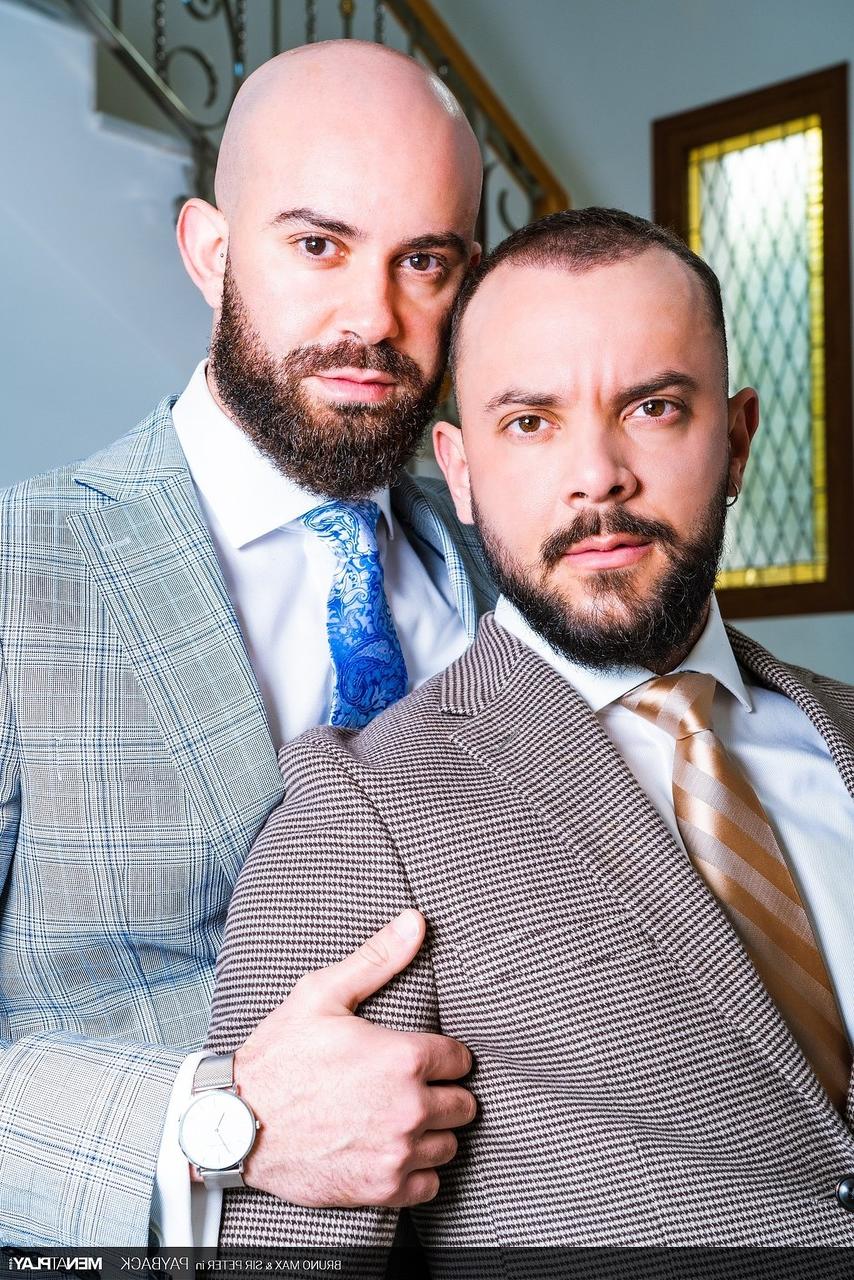 20P O urso gay Bruno Max tem seu cu peludo fodido por seu amigo Sir Peter