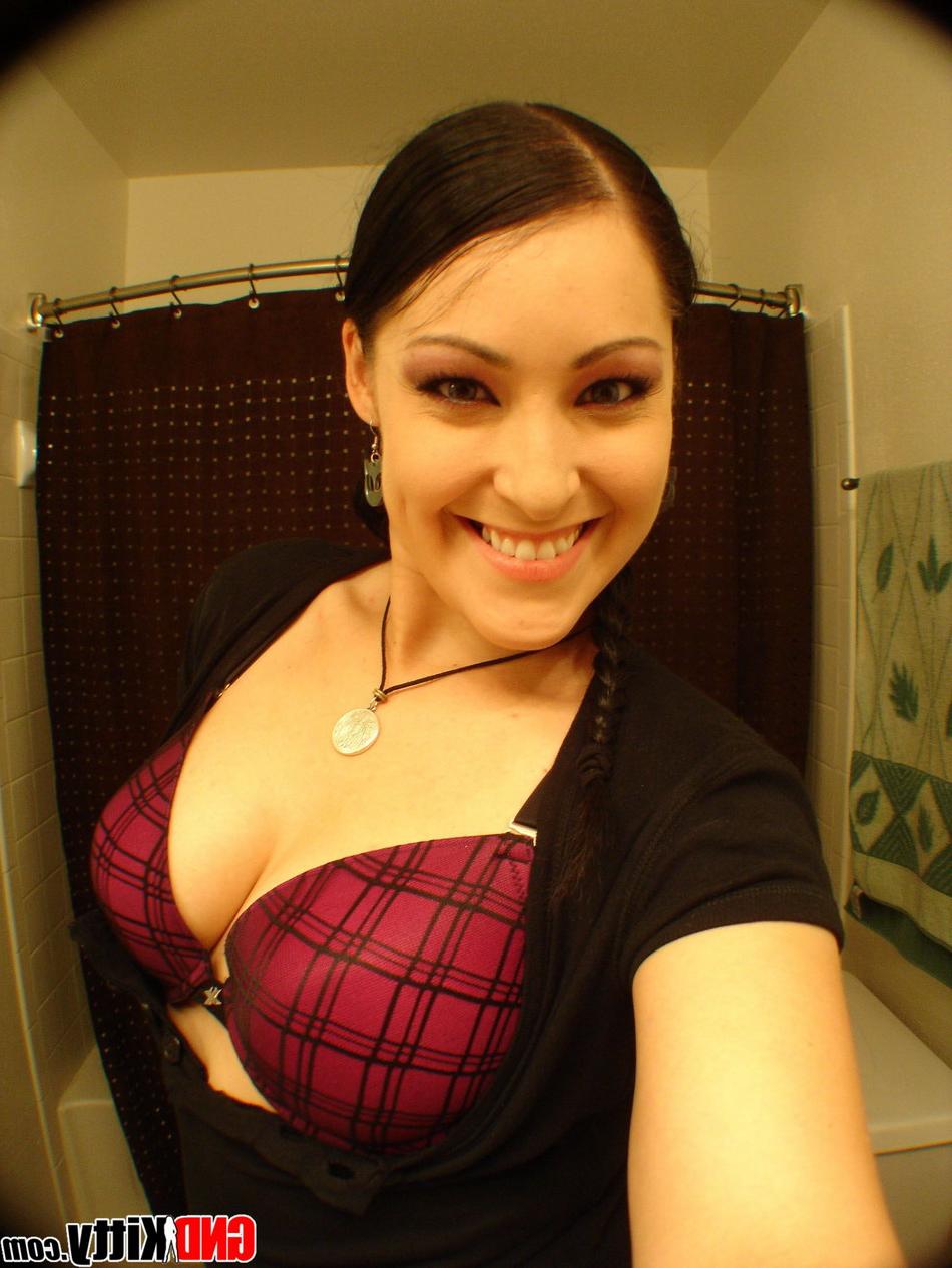 12P Chica amateur da rienda suelta a sus grandes tetas naturales mientras se hace selfies
