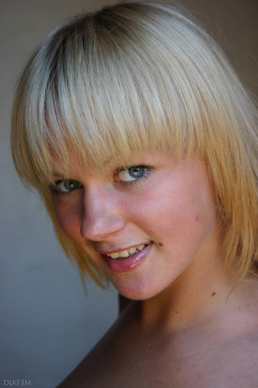 20P La blonde glamour Chantel A lave ses gros seins, sa chatte et son cul rond.