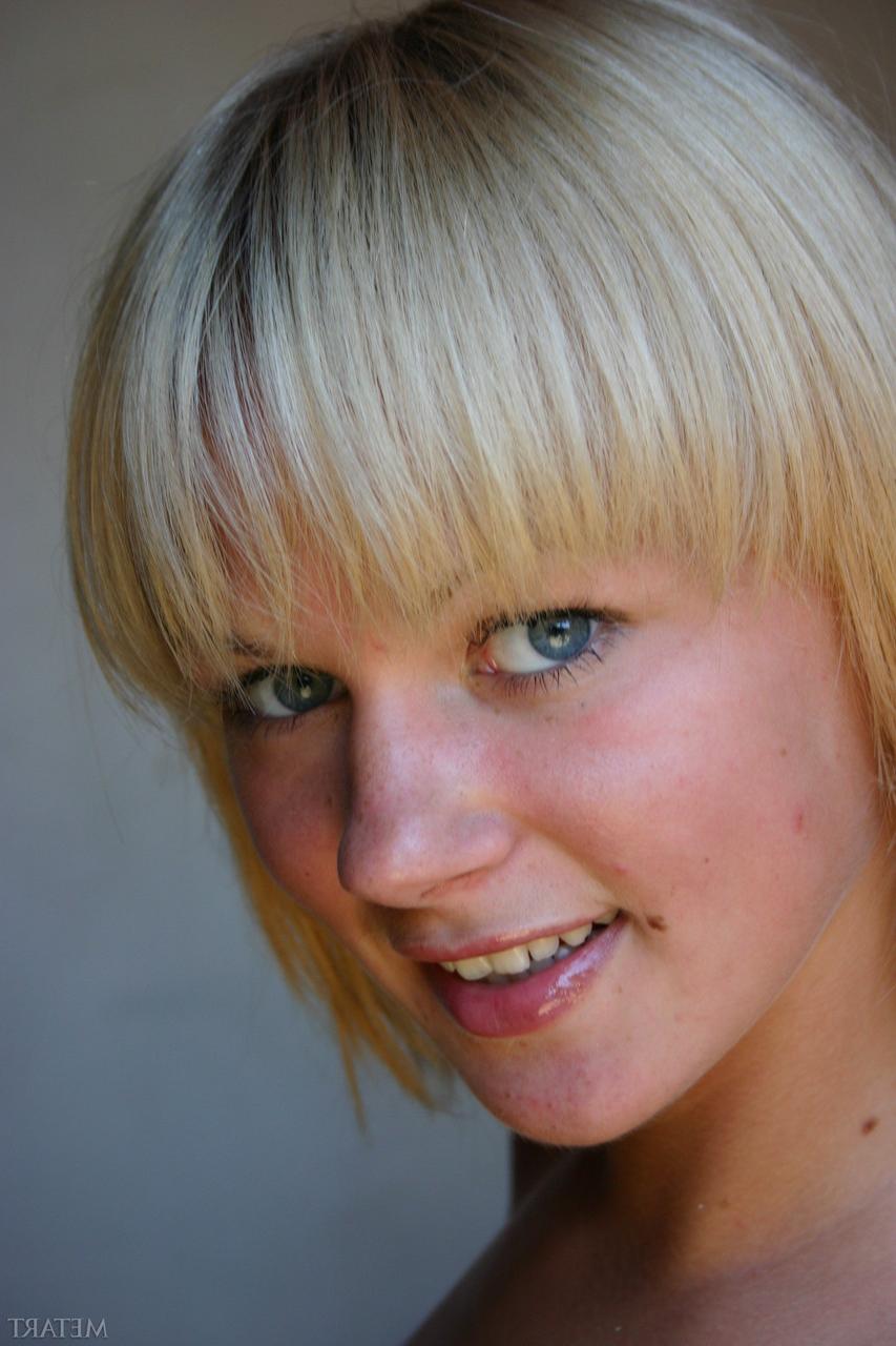 20P La blonde glamour Chantel A lave ses gros seins, sa chatte et son cul rond.