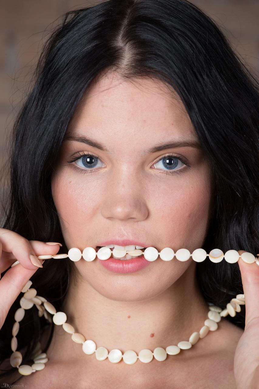 17P Chica de cabello oscuro se quita la lencería para posar desnuda con calcetines por encima de la rodilla