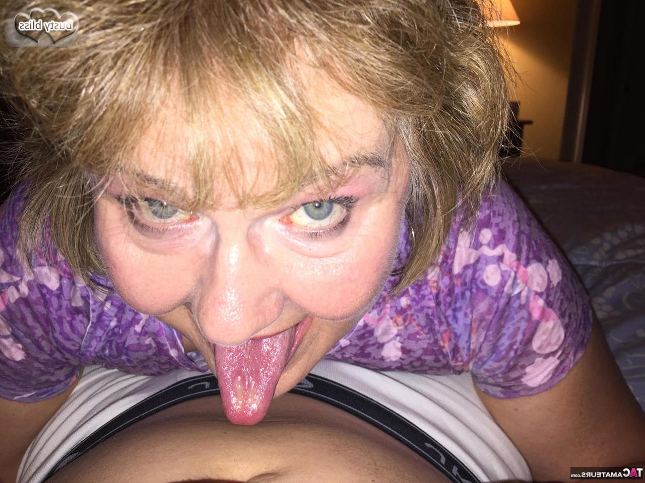 20P Amador mais velho Busty Bliss descobre seios naturais antes de um boquete POV