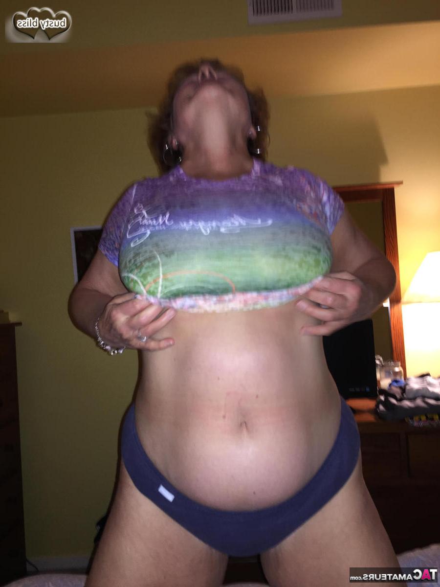 20P Amador mais velho Busty Bliss descobre seios naturais antes de um boquete POV