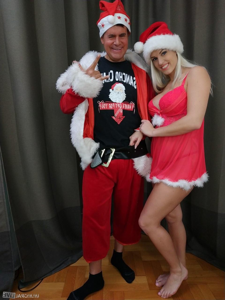 20P La tchèque Blanche Bradburry perd sa tenue de Noël et montre ses gros seins et son cul.
