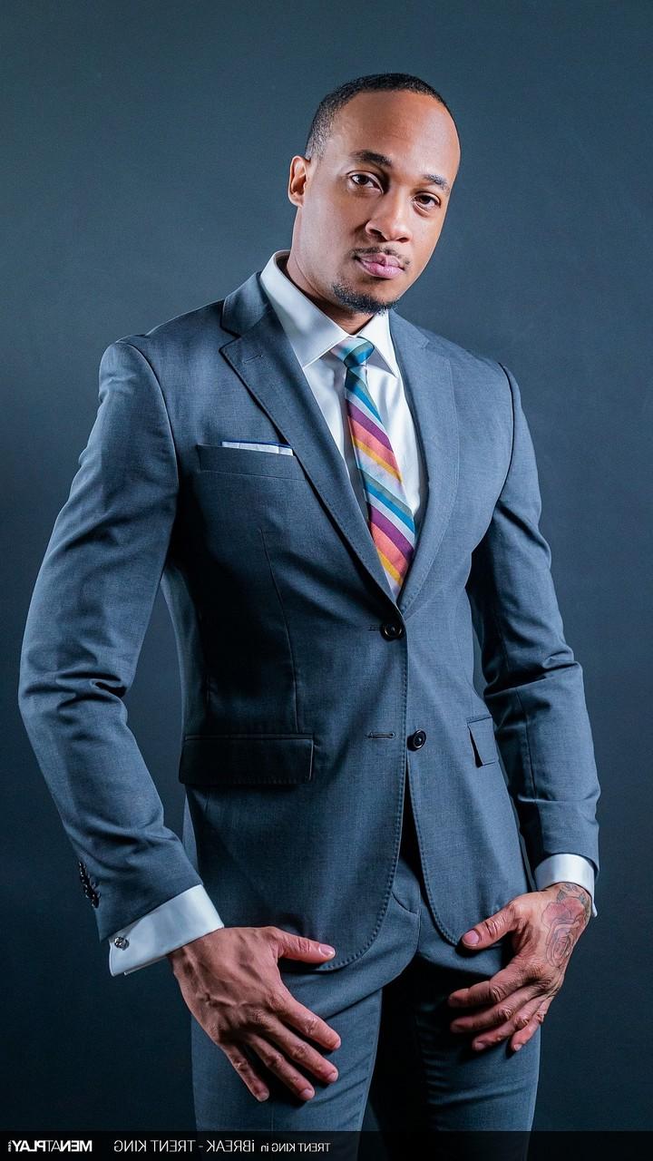 20P O empresário gay de ébano Trent King tira a roupa e se masturba no escritório