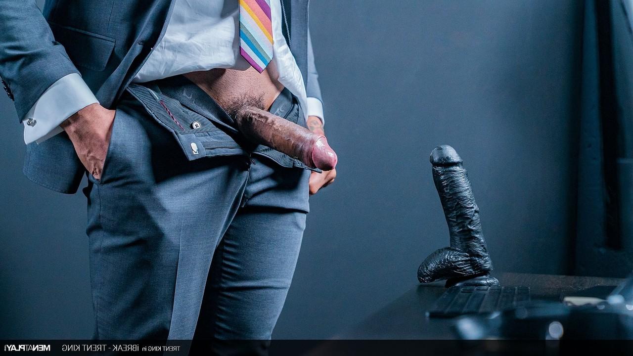 20P O empresário gay de ébano Trent King tira a roupa e se masturba no escritório