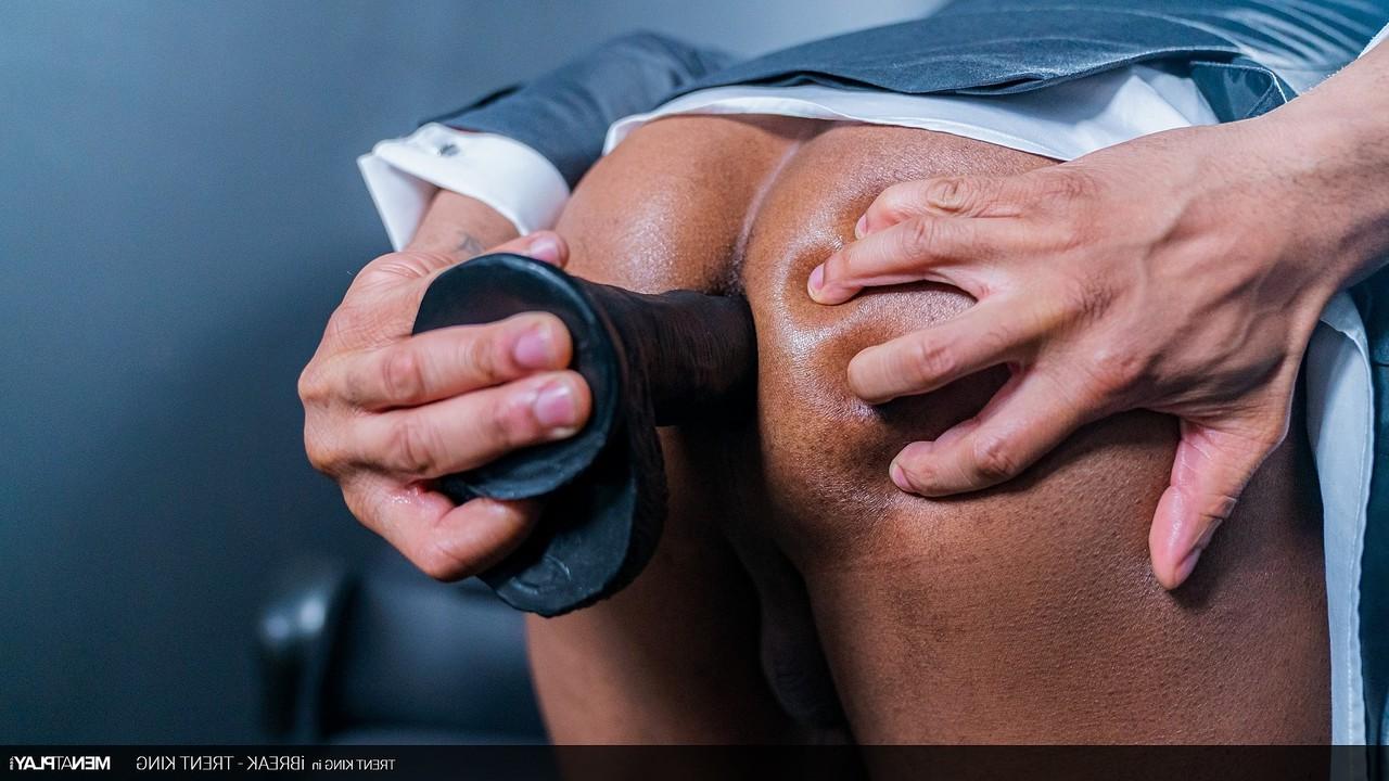 20P O empresário gay de ébano Trent King tira a roupa e se masturba no escritório