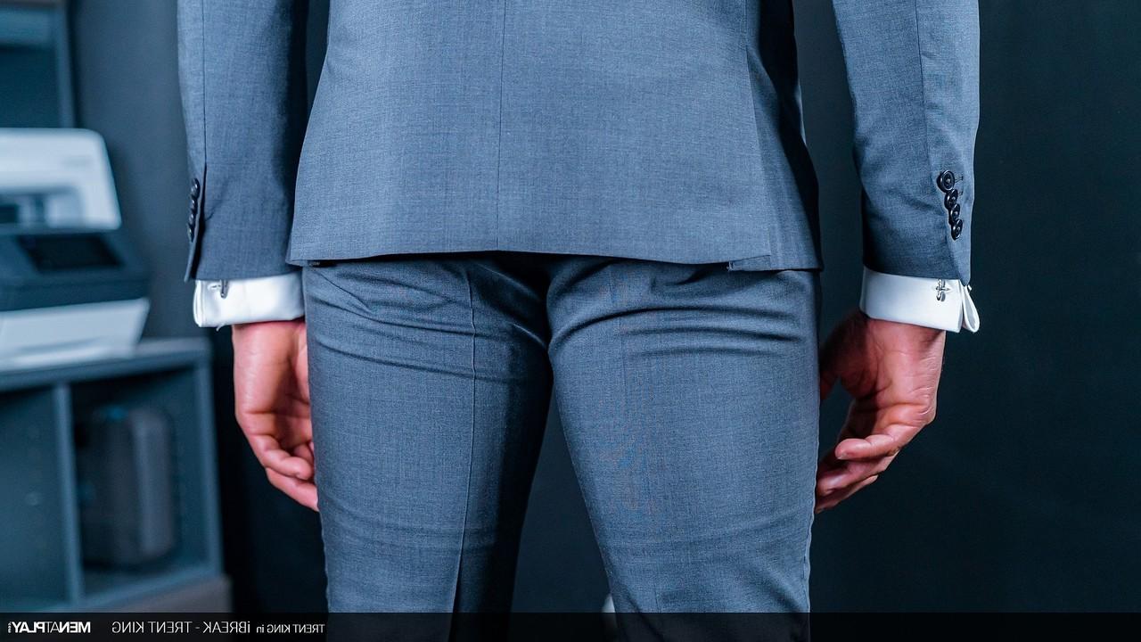20P O empresário gay de ébano Trent King tira a roupa e se masturba no escritório