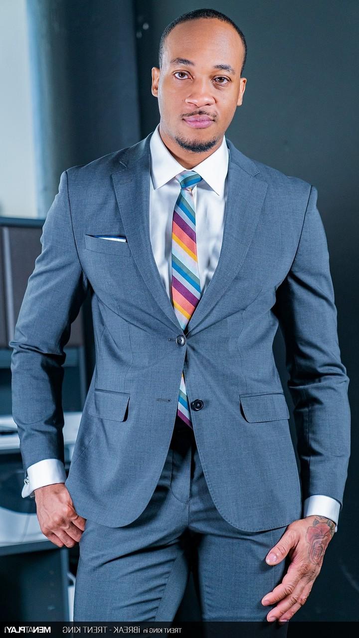 20P O empresário gay de ébano Trent King tira a roupa e se masturba no escritório
