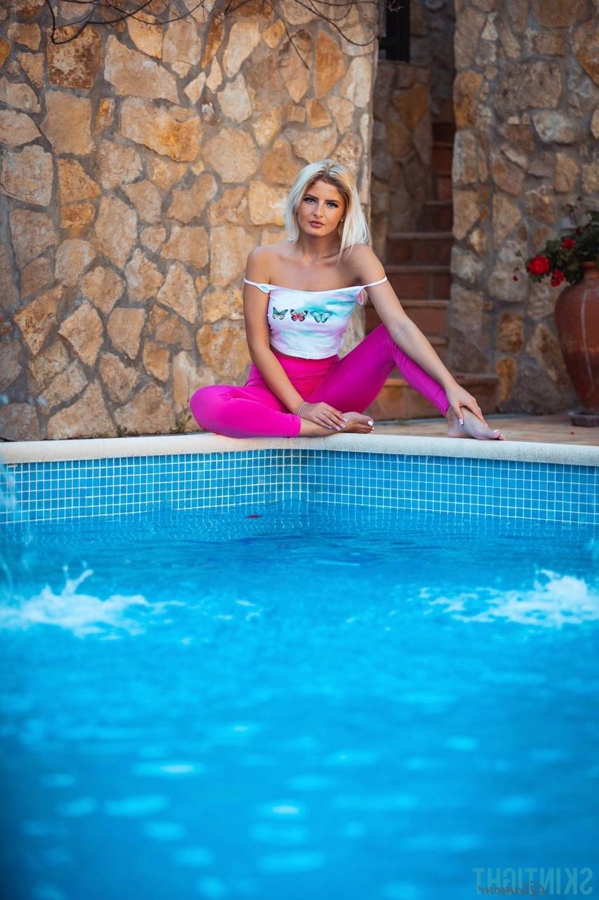 12P A loira gostosa Poppy H tira a legging rosa enquanto fica totalmente nua