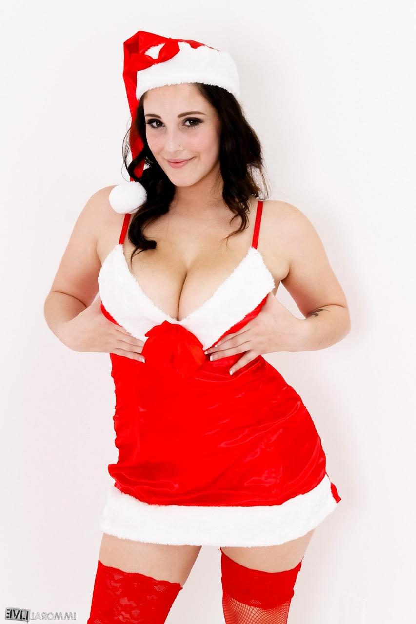 15P A morena grossa Noelle Easton mostra seus peitos grandes e arrebata com um boné de Natal