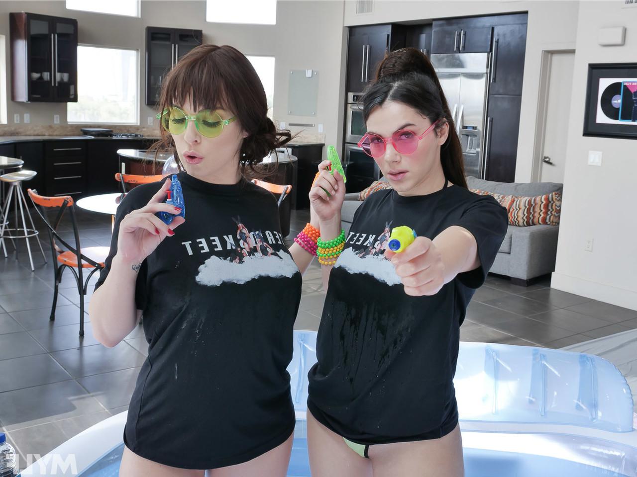 20P Curvilínea italiana Valentina Nappi e pequena Kiara Edwards tendo um selvagem FFM 3some
