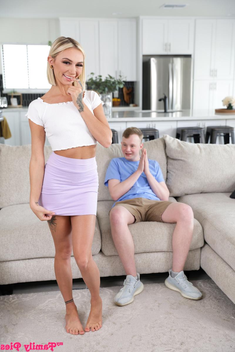 16P Die schlanke blonde Teenagerin Chloe Temple hat Sex, während ihr Stiefbruder zusieht