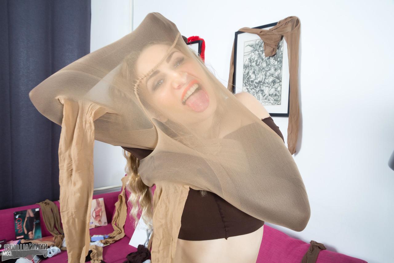 16P Modelo solo com cachos no cabelo se enfeita com camadas de meia-calça