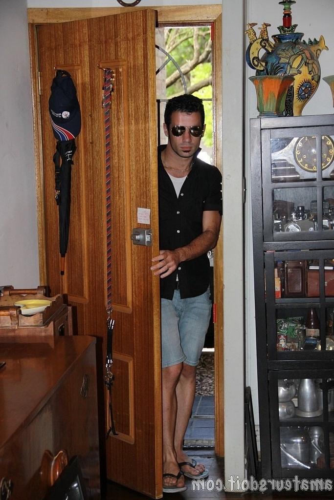 20P El moreno gay cachondo Leo Rocca se afeita las pelotas y se masturba en solitario