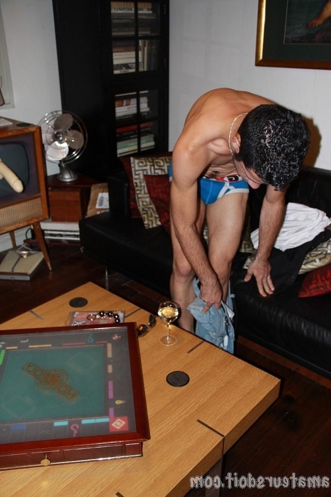 20P El moreno gay cachondo Leo Rocca se afeita las pelotas y se masturba en solitario